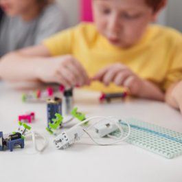 kids-assembling-robots-during-lesson
